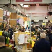 interessierte Messsebesucher in der Halle