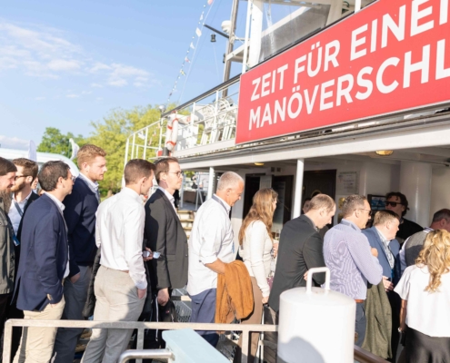 Personen, die ein Schiff betreten