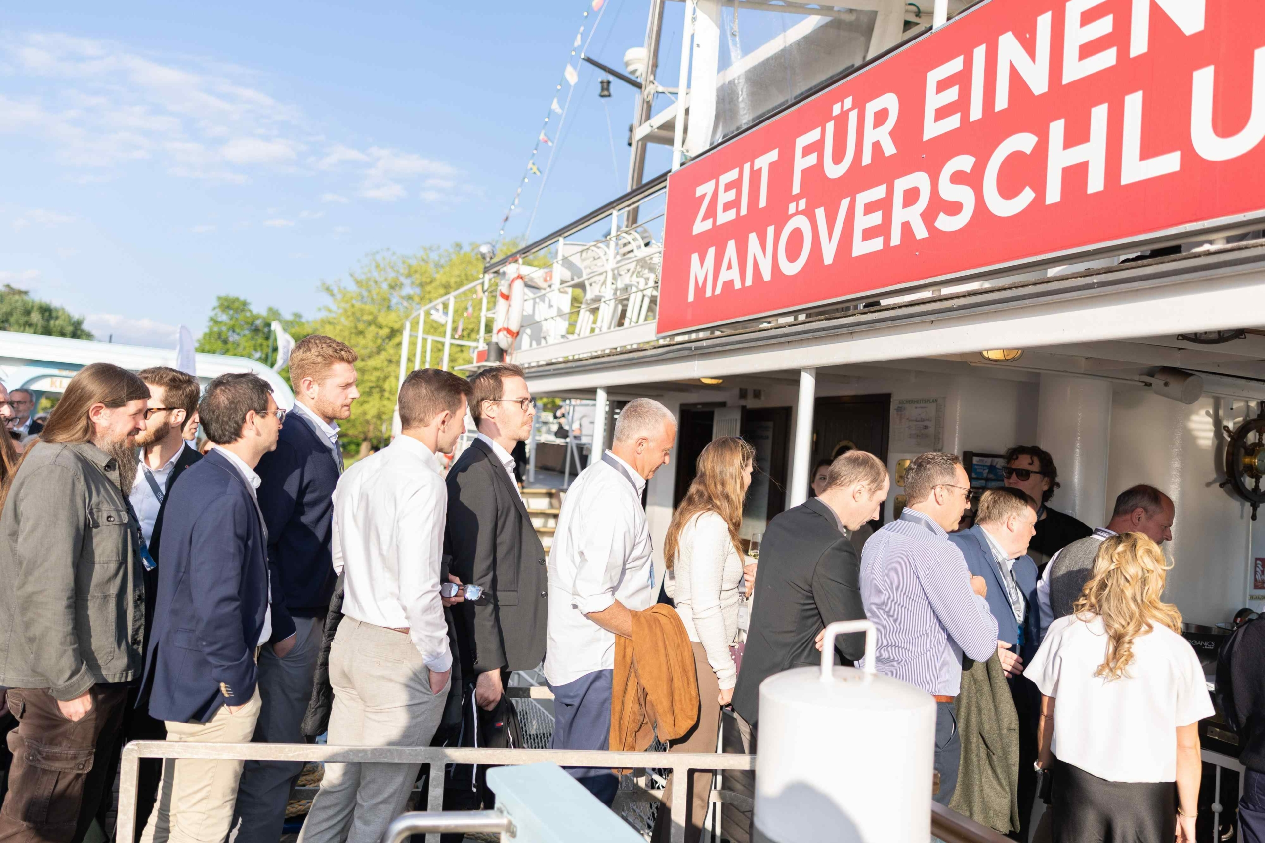 Personen, die ein Schiff betreten