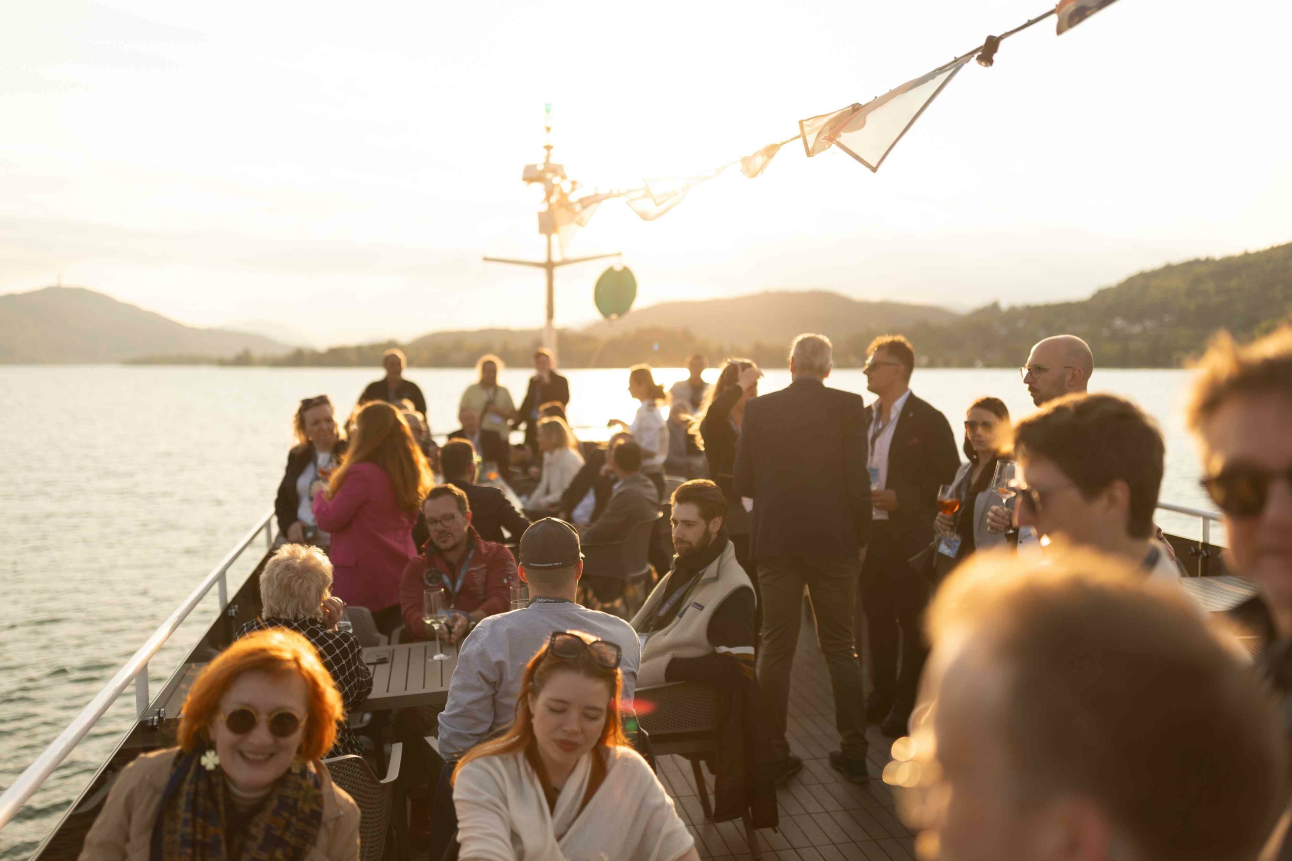 Personen auf Schiff am Wörthersee